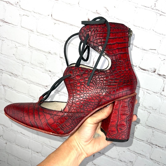 🚫🚫SOLD!🚫|•FREEBIRD🦅BY STEVEN•| GORGEOUS Joyce Red Croco Lace Up Ankle Bootie - Picture 9 of 16